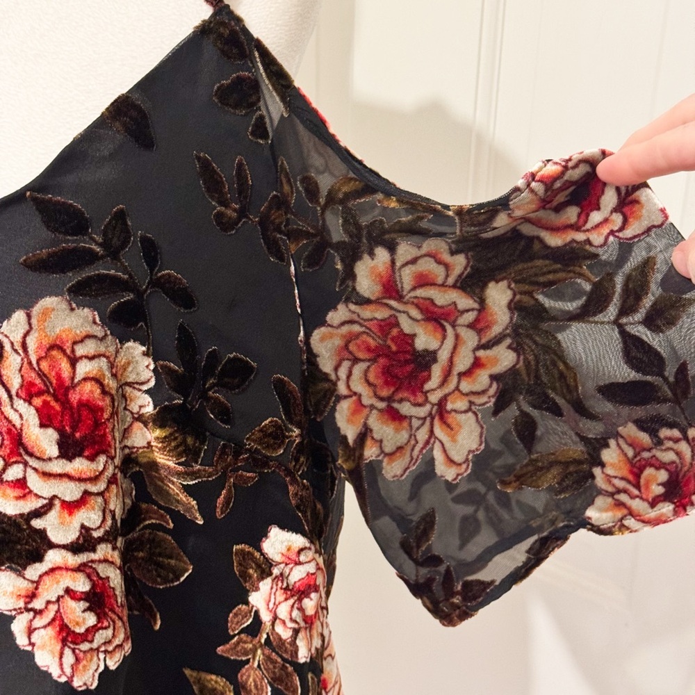 Cupcakes & Cashmere Black Floral Velvet Blouse Cold Shoulder Sz L NWT Romantic - Picture 2 of 11